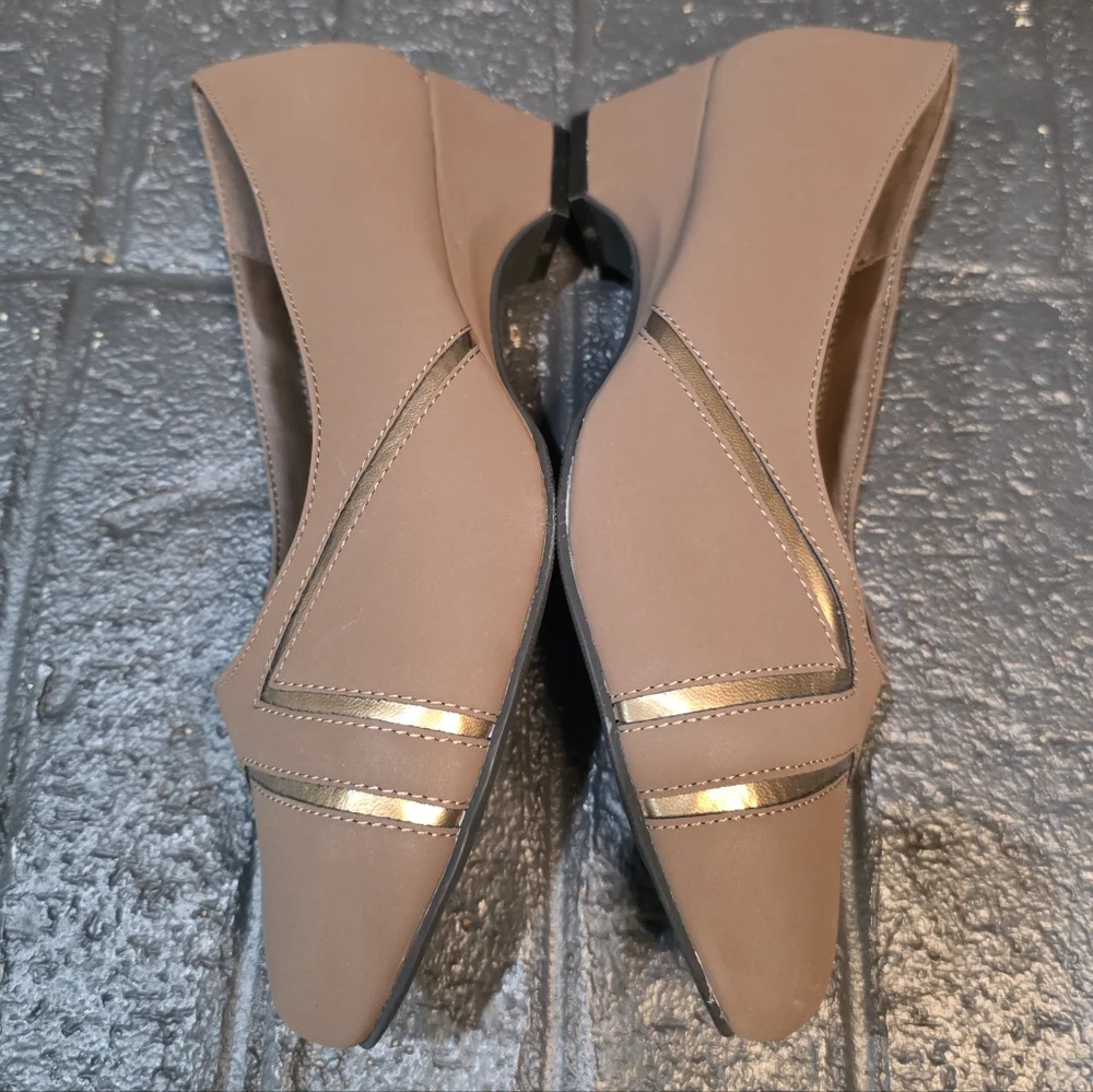 Comfort-Well by Beacon Taupe Wedge Loafers Gold Trim Slip On Shoes Women’s 9W